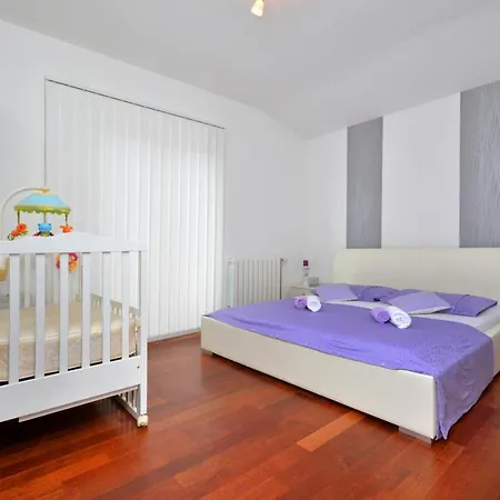 Anteana With View And Pool Of 60m2 Solin